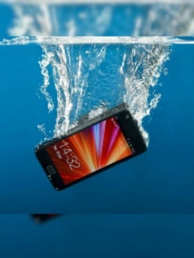 बारिश में भीग गया है स्मार्टफोन, घर पर ही कर सकते हैं ठीक